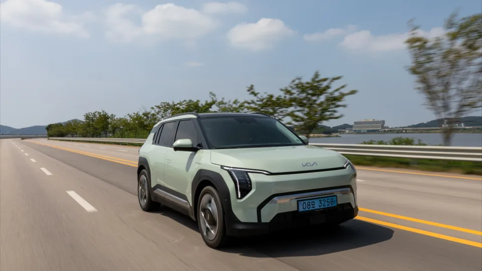 Įsibėgėjimo greičiu užgožia net sportinius modelius: kodėl elektromobiliai šauna į priekį kaip raketos?