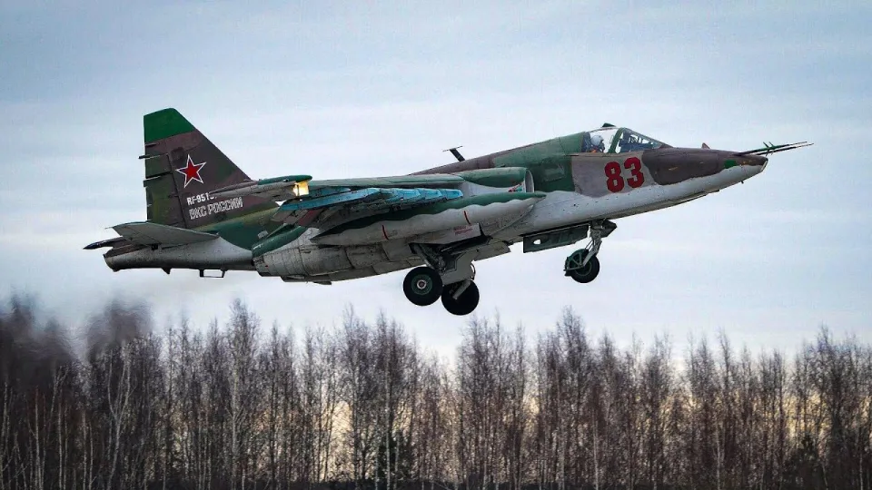 Ukrainietis tapo rusų aviacijos siaubu: užfiksuoti išskirtiniai kadrai, kaip vienu šūviu naikinami rusų lėktuvai
