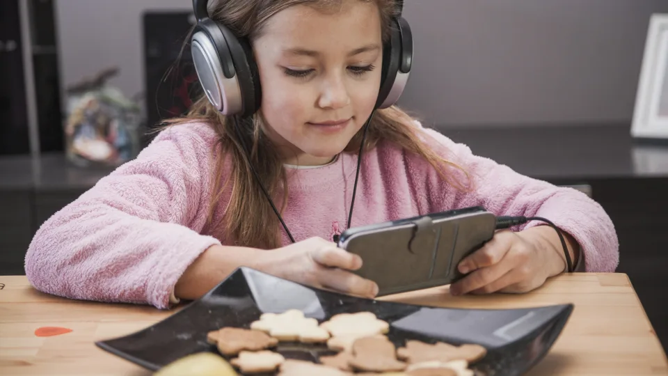 Kibernetinio saugumo ekspertė: kaip vaikui išrinkti pirmąjį telefoną ir užtikrinti jo saugumą internete
