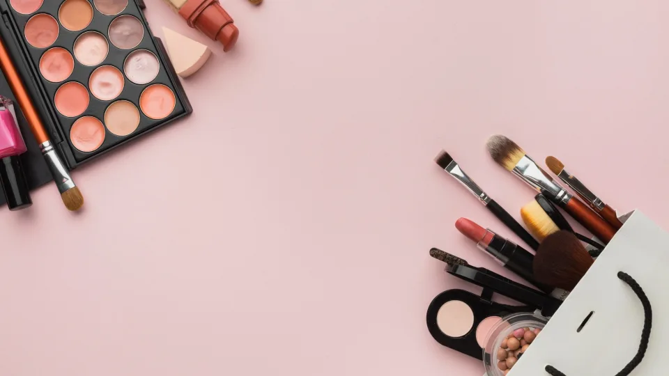 Kaip išvengti bėrimų ir netobulo makiažo: vienas elementarus įprotis, kurį daugelis pamiršta