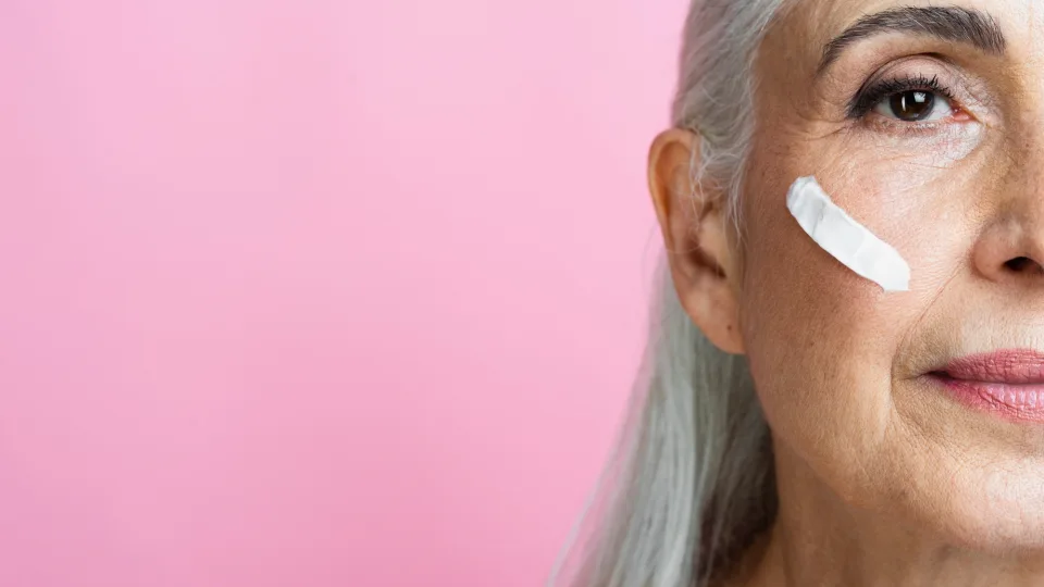 Manėte, kad šis kremas jaunina jūsų veidą? Dermatologai atskleidžia liūdną realybę, tai gali tapti didele klaida