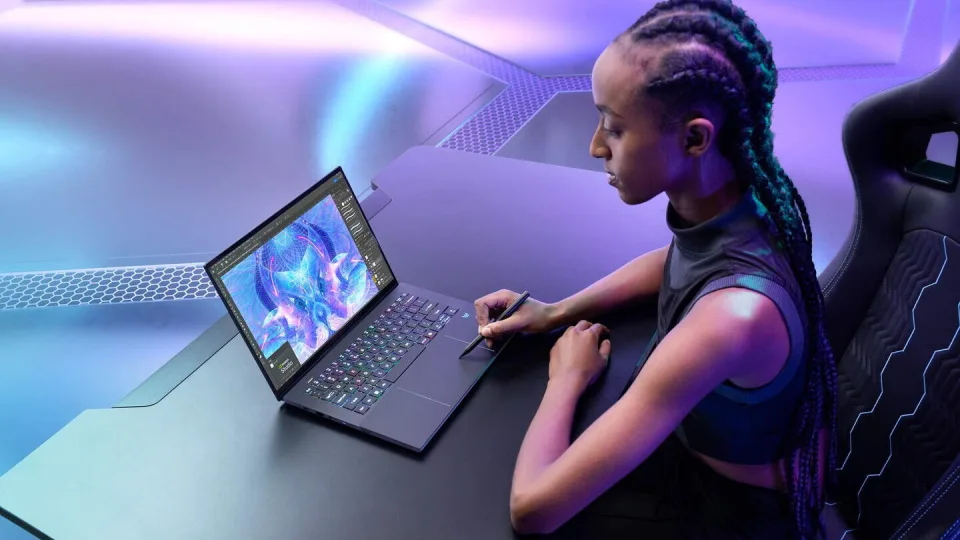 „Acer“ pristatė naują „Helios“ serijos nešiojamą kompiuterį su OLED ekranu ir „Intel Core Ultra 9“ procesoriumi