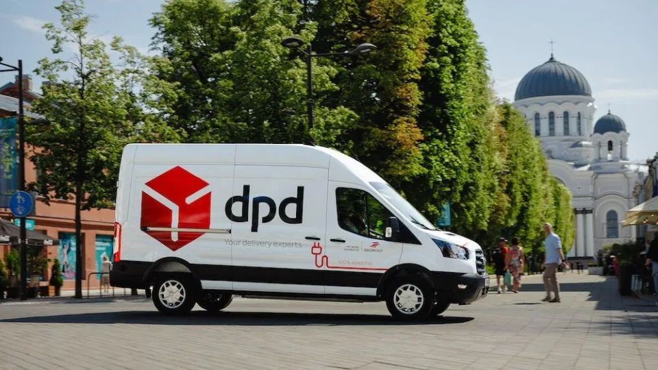 Tūkstančiai tonų išvengto CO2 ir didelės investicijos: kaip elektromobiliai tampa konkurenciniu pranašumu?