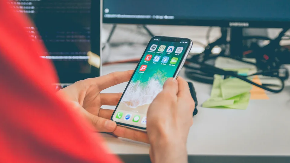 Ar išmanusis telefonas yra streso šaltinis? Atskleista, kodėl po naršymo telefone jaučiatės pavargę