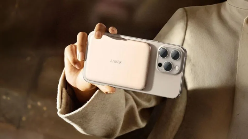 „Anker“ pristatė itin kompaktišką magnetinę išorinę bateriją, kuri kainuos tik 32 eurus ir turi „MagSafe“