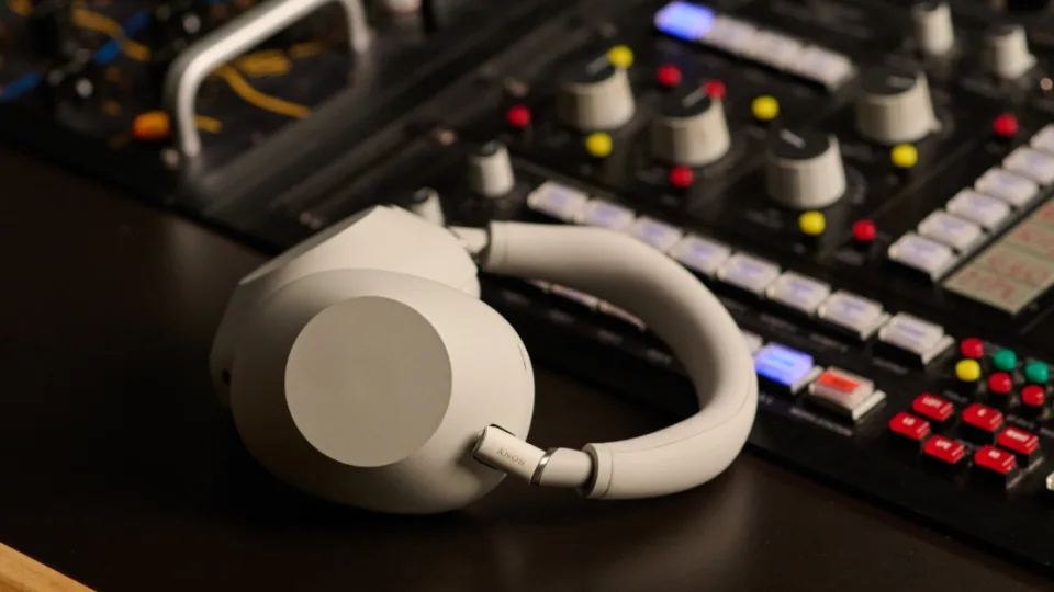 Geriausios „Sony“ sukurtos belaidės ausinės? Pateikiamos priežastys, kodėl verta įsigyti naująsias „WH-1000XM6“