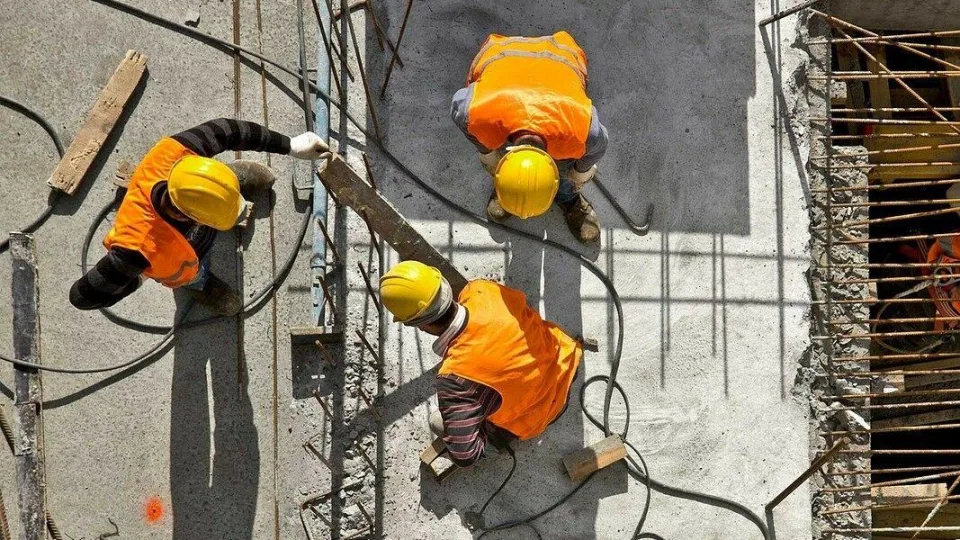 Išeina ne todėl, kad trūksta pinigų: nauja krizė tarp vadovų ir darbuotojų atveria rimtas spragas