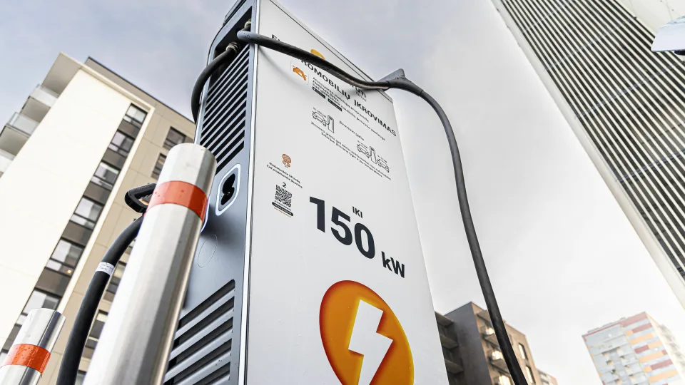 „Swedbank“ persėda į ekologiškas transporto priemones: iki 2030 metų visame autoparke liks tik elektromobiliai
