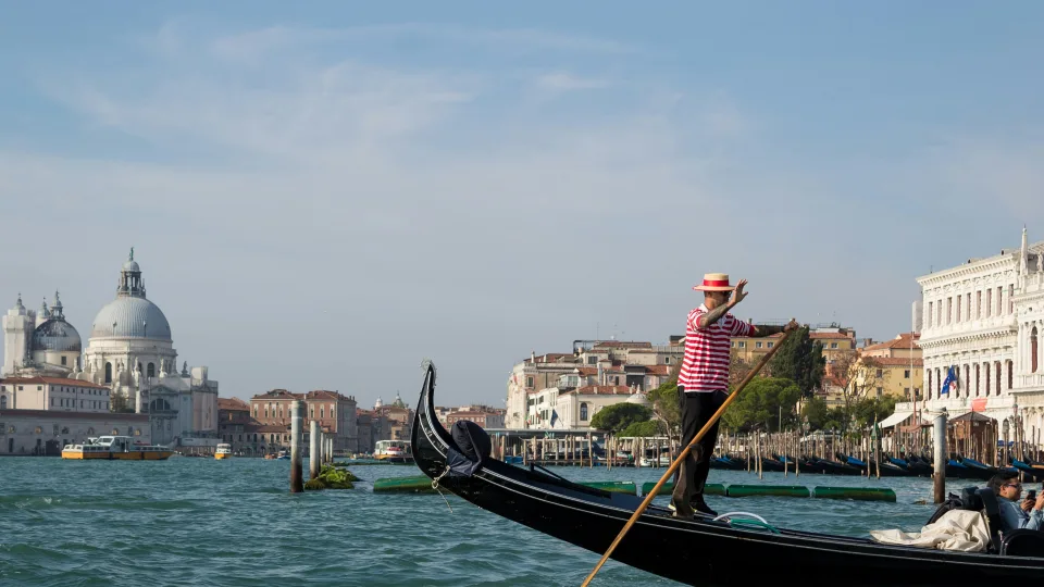 Noras pasidaryti asmenukę vos nesibaigė tragiškai: Venecijoje turistų grupė išvirto iš gondolos tiesiai į kanalą