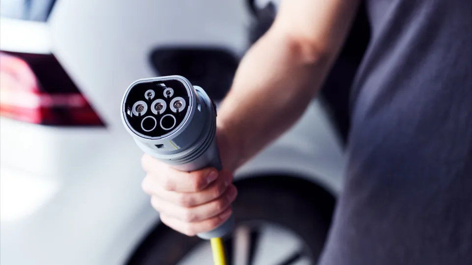 Įperkamesni modeliai, mažesnės išlaidos: štai kodėl vis daugiau lietuvių renkasi elektrinį automobilį