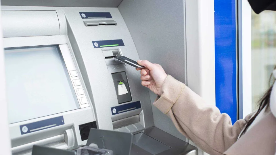 Metas atsisveikinti su grynaisiais? Mažėja ir bankomatų, bet štai kas pasikeis tavo kasdienybėje jau greitai
