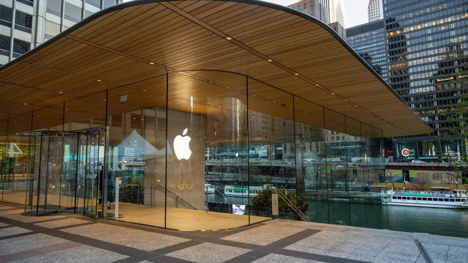 JAV prezidentas papildomais mokesčiais grasina ne tik „Apple“: atskleidė, kad su tuo gali susidurti ir „Samsung“