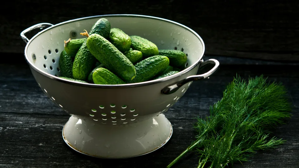 Pamirškite pirkinius iš parduotuvės: šie agurkai traškės lyg ką tik iš lysvės, tam tereikia vieno ingrediento