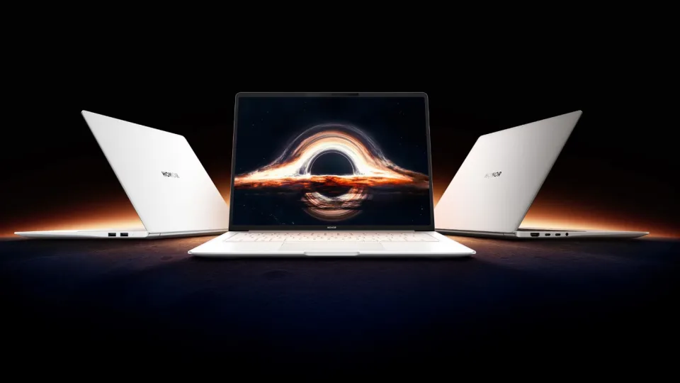 „Honor“ pristatė „MagicBook Pro 14“ nešiojamą kompiuterį su didžiulės talpos baterija ir „Intel“ procesoriumi