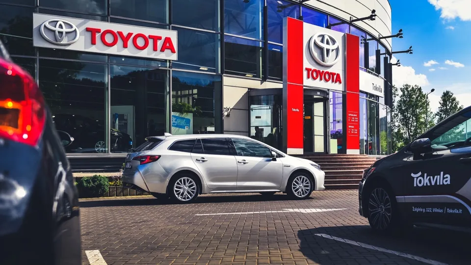 Vilniuje verda permainos: „Toyota“ salonas virsta naujos kartos aptarnavimo centru, investuoja milijoną