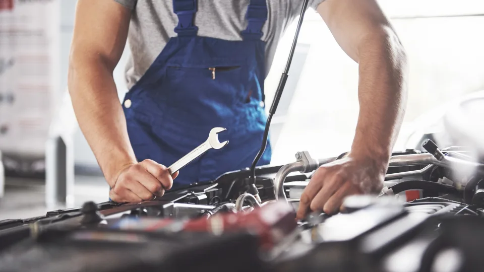 Vienas žingsnis, kuris žudo variklį: mechanikai įspėja, kad ši gamintojų rekomendacija gali kainuoti brangiai