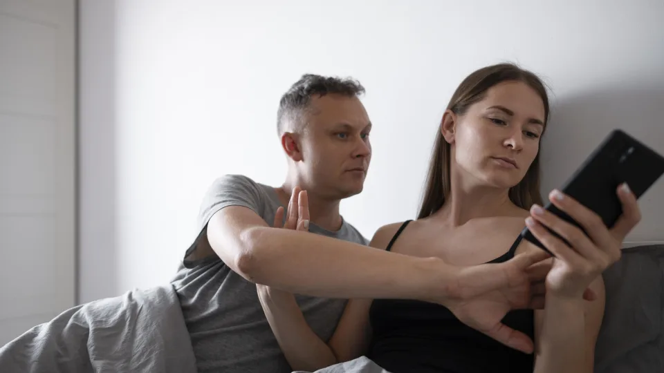 Tai griauna net ir pačias stipriausias draugystes: keturi įpročiai, kuriuos nuolat kartoja pavydūs žmonės