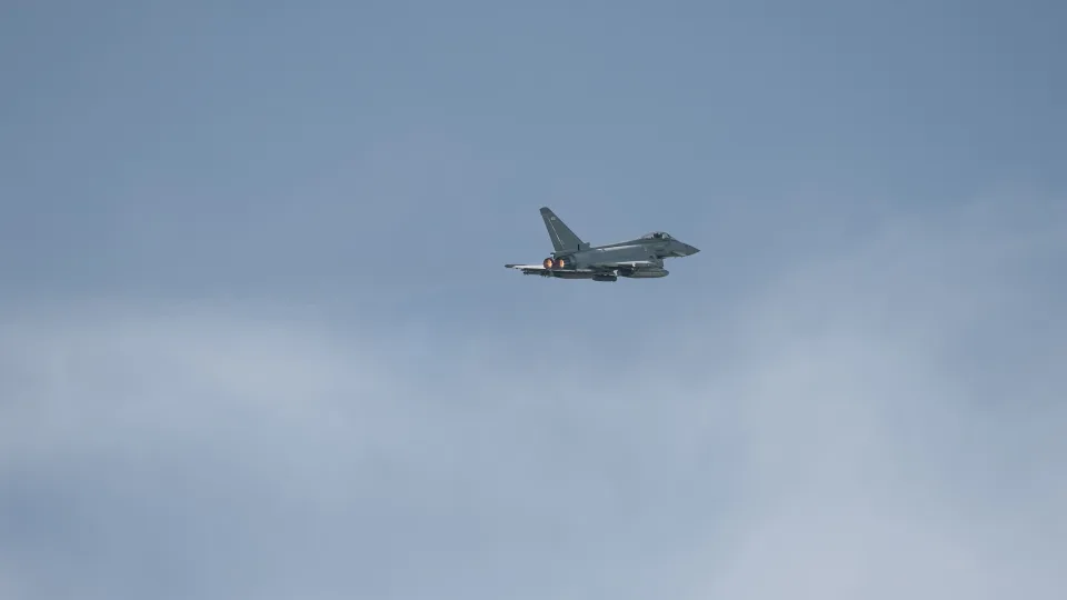 NATO reagavo be jokių ceremonijų: virš mūsų regiono skraidęs Rusijos lėktuvas buvo perimtas naikintuvų