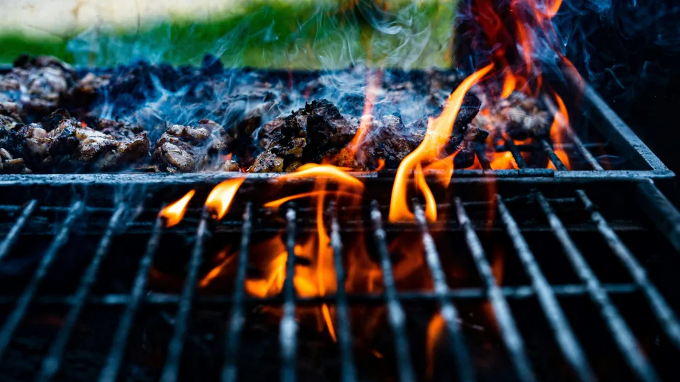 Pamirškite amžinai nešvarias griliaus groteles: atskleidžiamas paprastas triukas, kuriam nereikės jokios chemijos