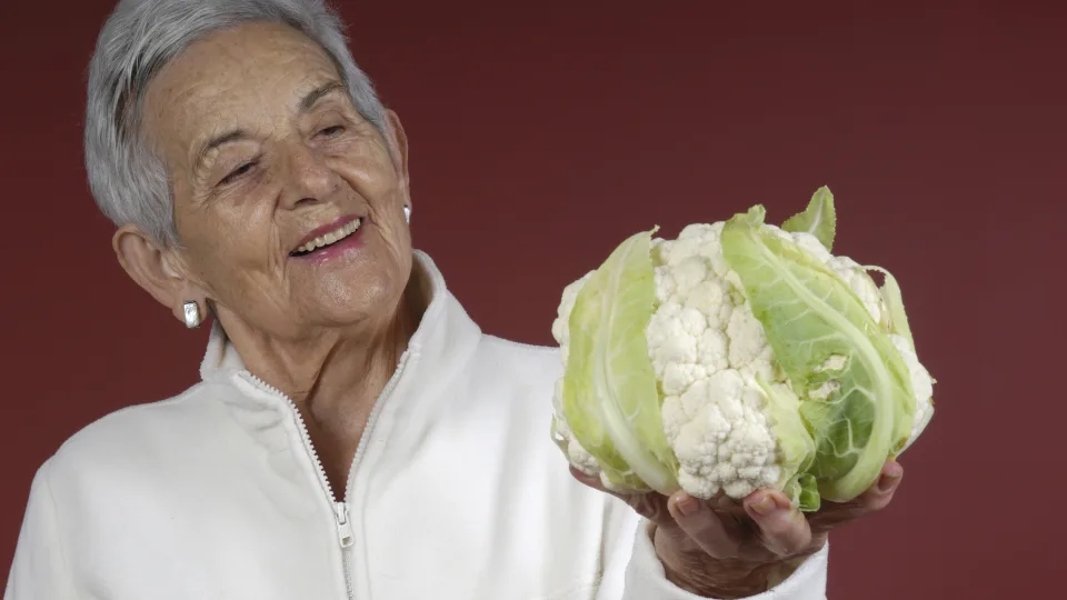 Žiedinio kopūsto lapai, kuriuos išmetate be gailesčio, gali tapti gardžiausiu jūsų garnyru šį sezoną