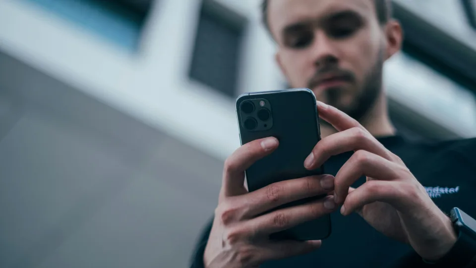 Stereotipai apie išmaniuosius telefonus senjorams žlunga: paneigtas mitas, kad reikia paprasčiausio