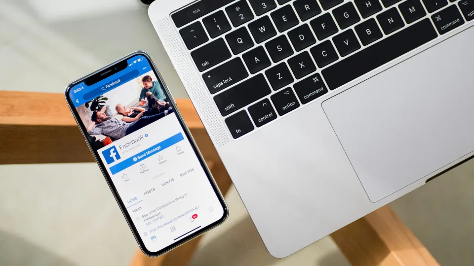 Kaip algoritmai formuoja mūsų nuomonę? Atskleista, kodėl socialiniuose tinkluose matomas turinys nėra atsitiktinumas