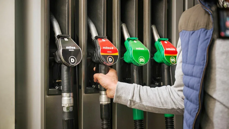 Degalų kainos keičiasi, tačiau ne taip kaip tikėtasi: Lietuvoje benzinas pinga, bet dyzelino kainos tarsi užkeiktos
