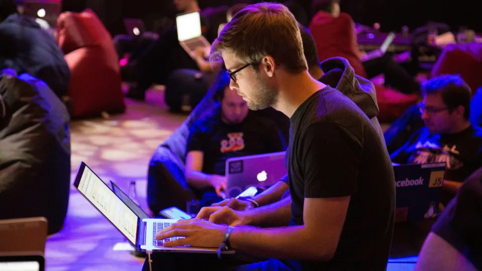 Mūsų pasirinkimai tapo nebe mūsų? Technologijos perima atsakomybę, o mes to net nepastebim