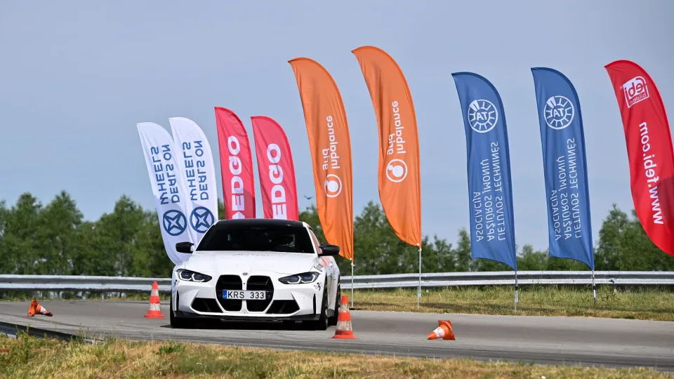 Dakaro vilkai sės prie elektromobilių vairo: „Press Rally“ keičia lenktynių taisykles visiems laikams
