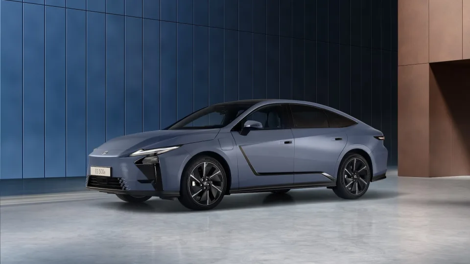„Lexus“ pristato naujos kartos ES modelį: sukurtas pagal naują „Lexus“ dizaino koncepciją