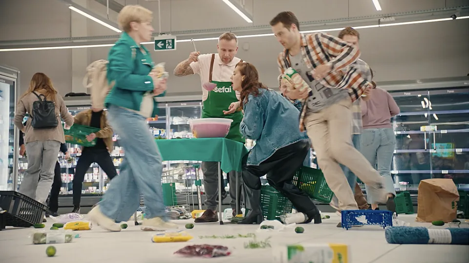 Filmavimo aikštelėje ištarta improvizuota Ironvyto frazė prajuokino: serialo scena virto tikru lietuvišku išpardavimu