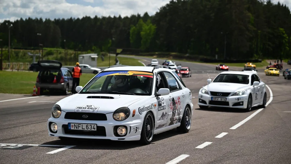 Paaiškėjo jubiliejinio „Press Rally“ nugalėtojai: įspūdingi automobiliai ir intriga iki paskutinės sekundės