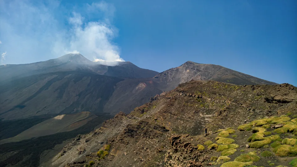 Etna vėl pabudo: dūmai, lava ir pelenai nuspalvino Sicilijos dangų, mokslininkai siunčia nerimo signalą