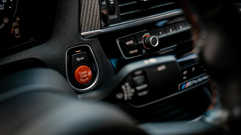Ši viena klaida gali sugadinti automobilio variklį: mechanikai įspėja apie rizikas, šio veiksmo geriau nedaryti