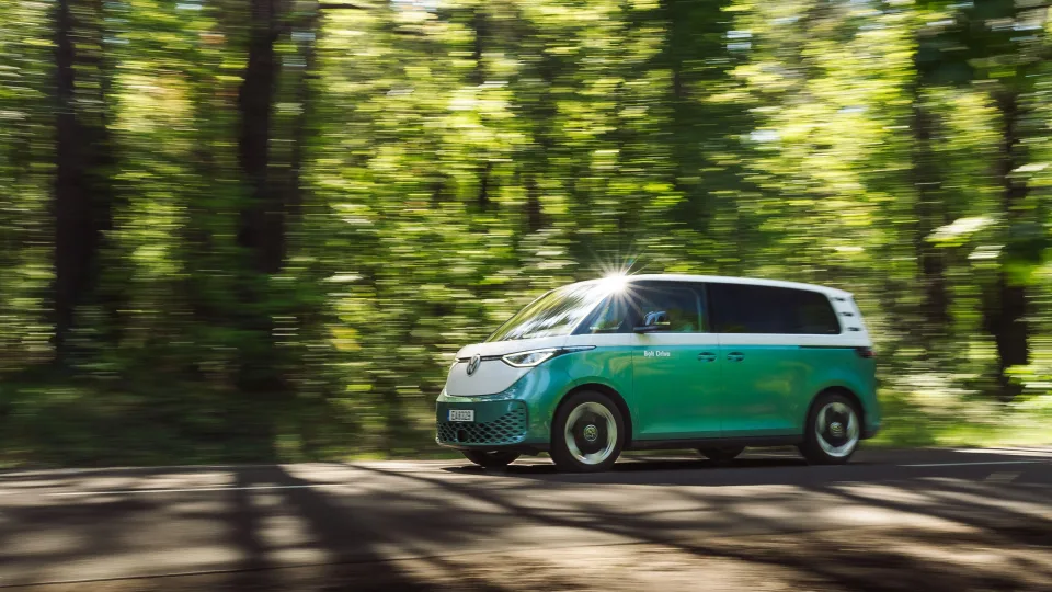 „Bolt Drive“ automobilių parkas papildytas retro stiliaus naujiena: elektrinis „ID. Buzz“ modelis jau Lietuvoje