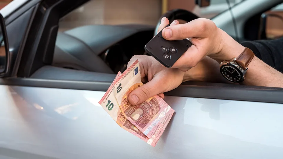 Pamirškite grynuosius pinigus: visoje Europoje įsigalios pakeitimai, kuris iš esmės pakeis automobilių rinką
