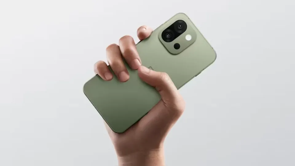 Oficialiai pristatytas kompaktiškas „OnePlus 13s“ išmanusis telefonas su „Snapdragon 8 Elite“ lustu