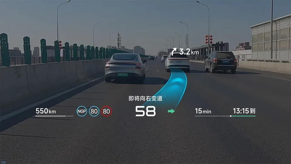„Huawei“ ir „XPeng“ pristatė įspūdingą sprendimą: pademonstruotas milžiniškas projekcinis ekranas automobiliams