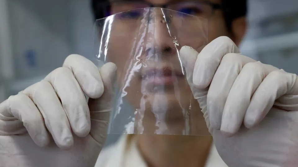 Dingsta tiesiog akyse: japonų sukurtas plastikas suyra vandenyje per valandą ir nepalieka mikrošiukšlių