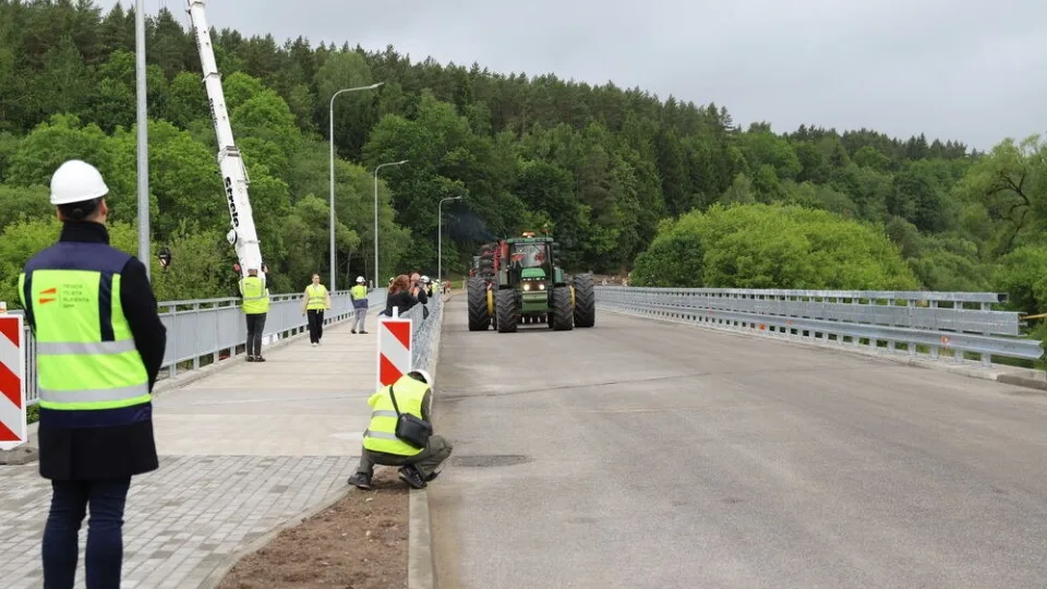 Naujas tiltas per Dubysą atidarytas anksčiau laiko: gyventojų laukia svarbūs pokyčiai