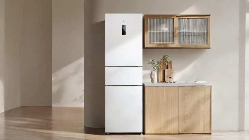 „Xiaomi“ pristatė naują kompaktišką „Mijia“ serijos šaldytuvą, kurio kaina nesieks nė 300 eurų