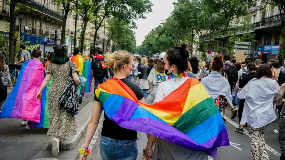 Varšuvoje įvyko šokiruojanti ataka per LGBT eitynes: minia blokavo platformą, liejosi raudonas skystis, įsikišo pareigūnai