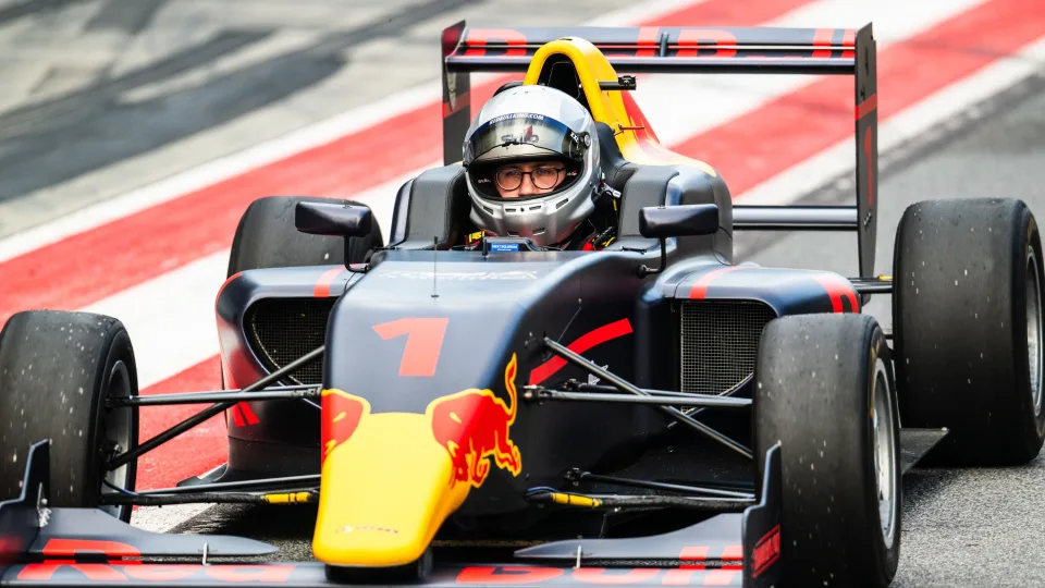 „Red Bull Ring“ trasoje adrenalinas liejosi per kraštus: lietuvių nuomonės formuotojų greičio krikštas formulės bolidu