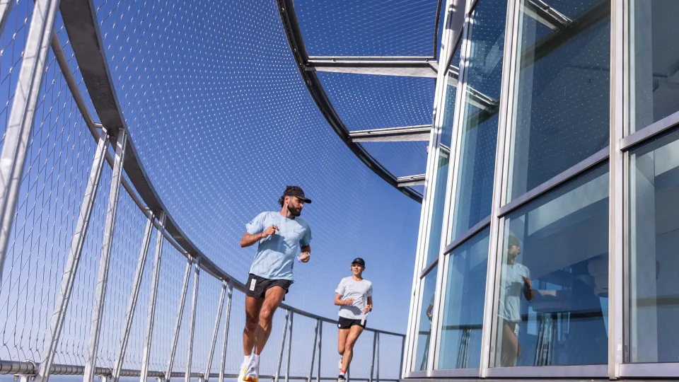 Rekordas pasiektas: maratonas ir pusmaratonis įveikti Vilniaus TV bokšte – su svarbia žinute jaunimui