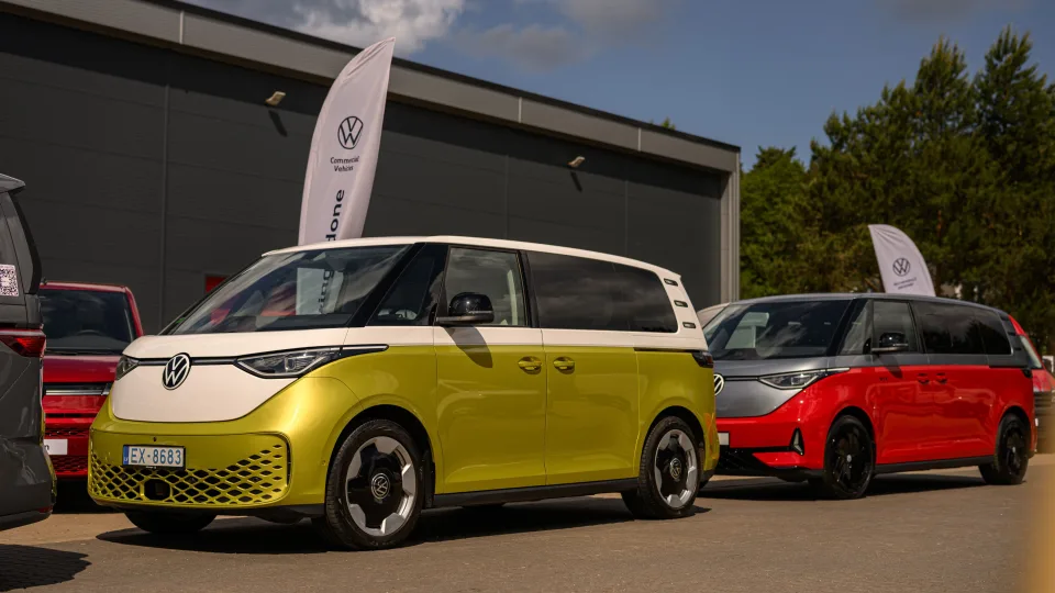 Elektriniai varikliai, hibridai, naujos platformos: „Volkswagen“ keičia komercinių automobilių sektorių