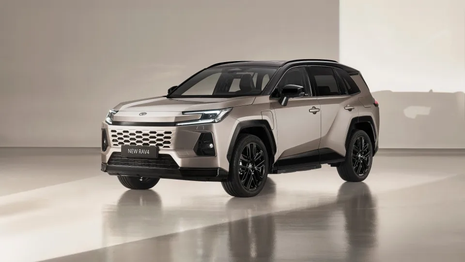 „Toyota“ paskelbė apie naujos kartos „RAV4“ modelį: automobilis aprūpintas patobulintais hibridiniais sprendimais