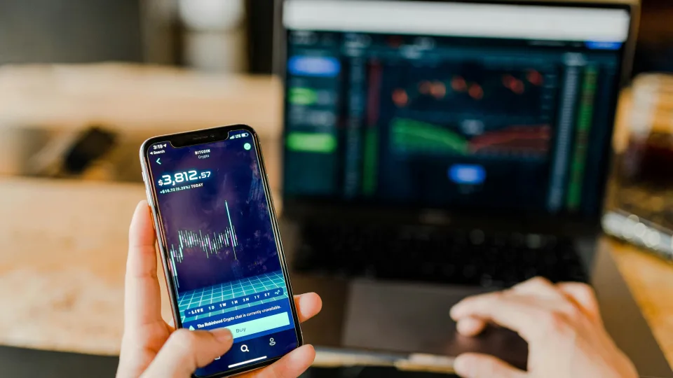 Ar obligacijos Lietuvoje tampa nauju NT? Investuotojai renkasi stabilumą, bet kur slypi rizika?