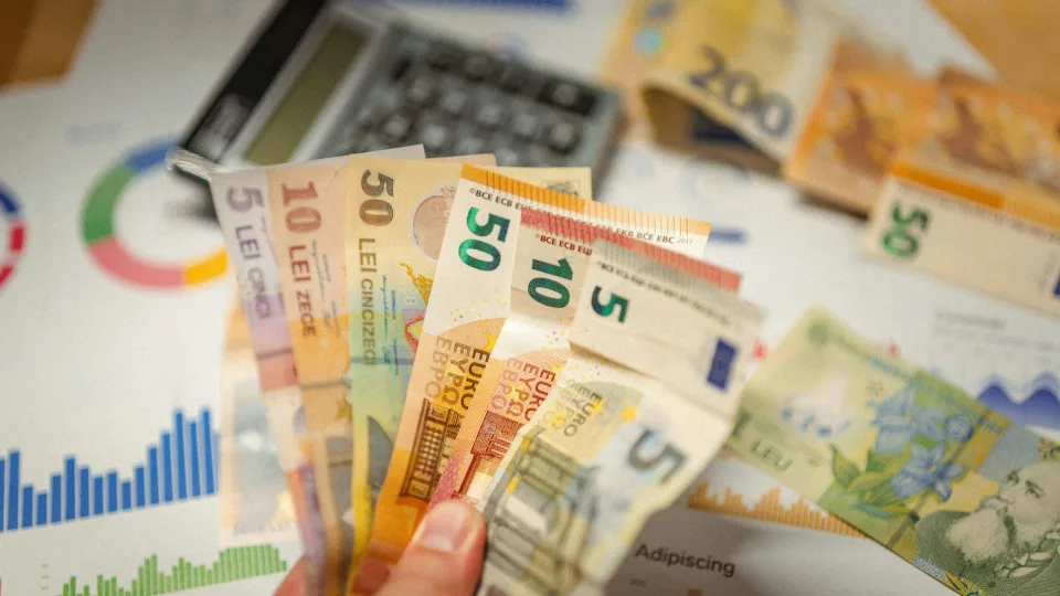 Vasarą pirkiniai brangsta, bet retėja: artėjant Joninėms finansų ekspertai prognozuoja laisvalaikio išlaidų šuolį