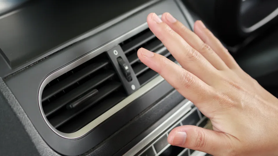 Akimirksniu atvėsinkite savo įkaitusį automobilį: vos 10 sekundžių ir galėsite mėgautis vasariška kelione