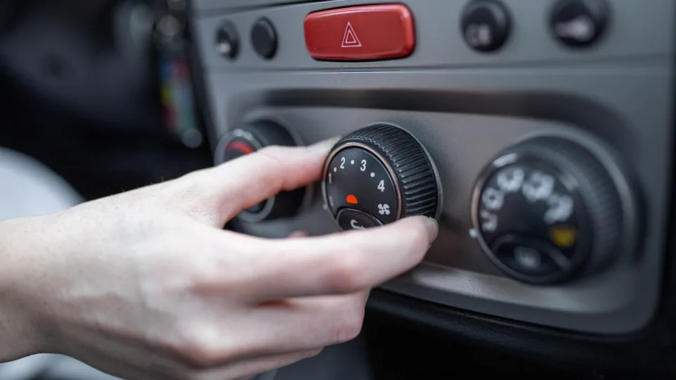 Greitai atvėsinkite savo automobilio saloną: taksistų triukas vasarą, kurį privalo žinoti kiekvienas vairuotojas